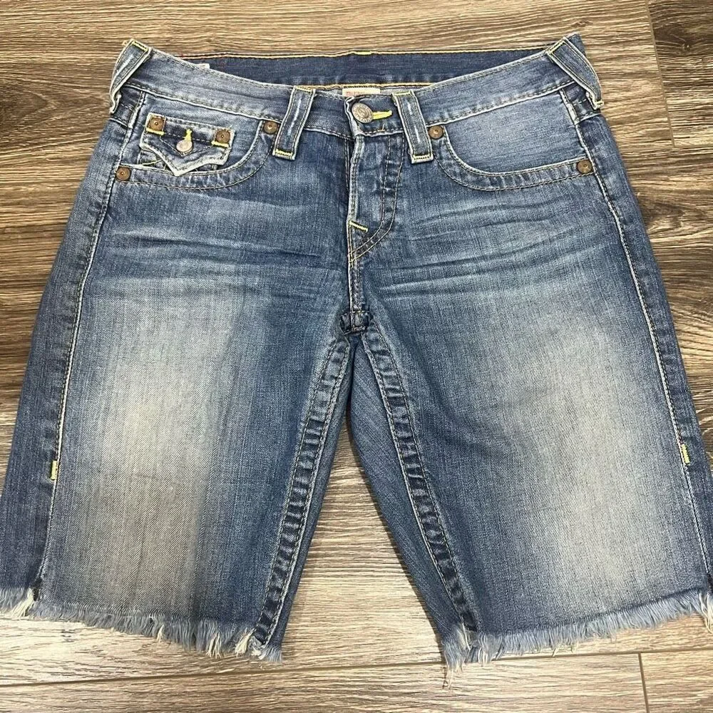 True Religion Riley Denim Jean Knee Shorts Raw Hem Distressing Button Fly Sz 26